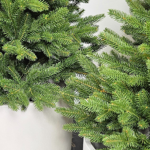 Nadeln des künstlichen Weihnachtsbaums Aspen